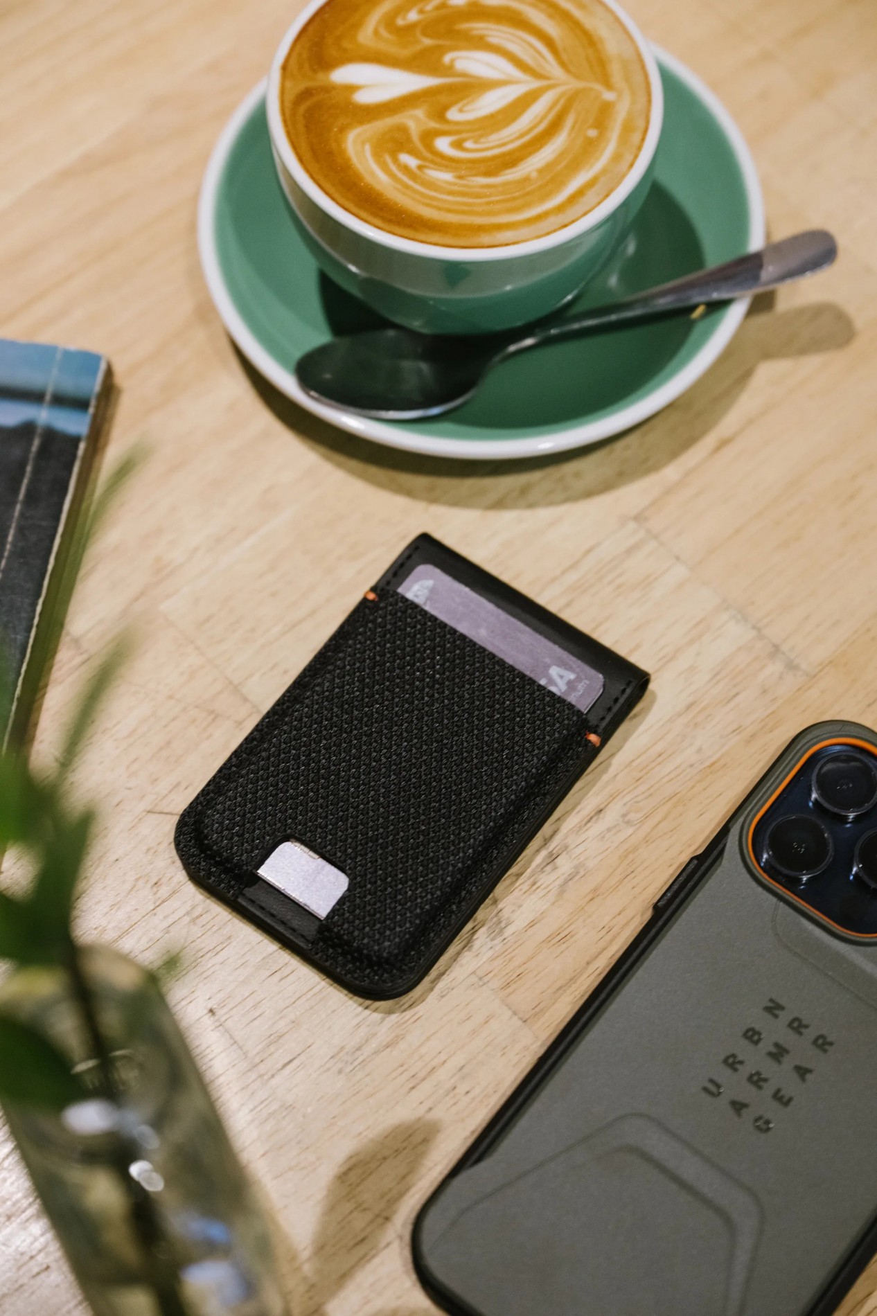 4_uag_metropolis_kevlar_magsafe_wallet