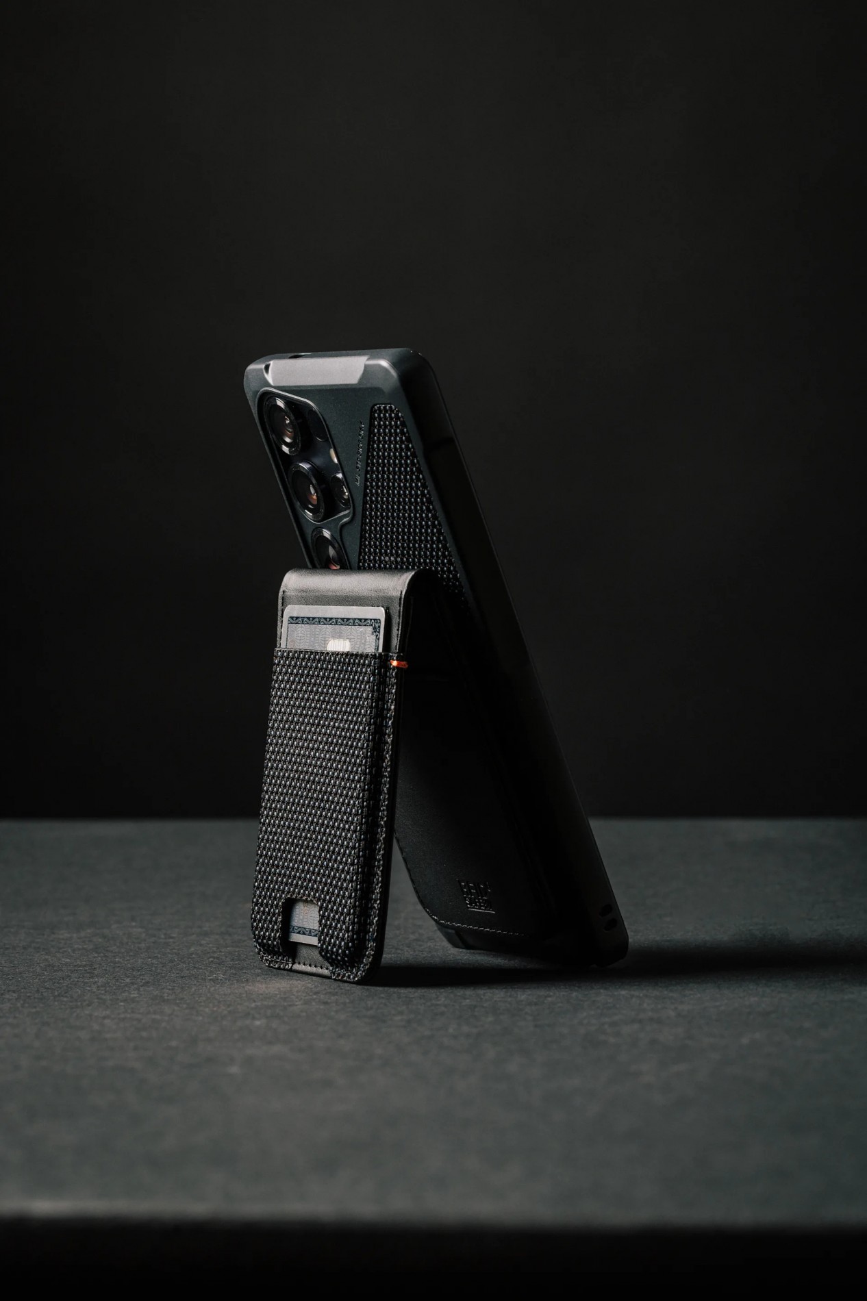 5_uag_metropolis_kevlar_magsafe_wallet