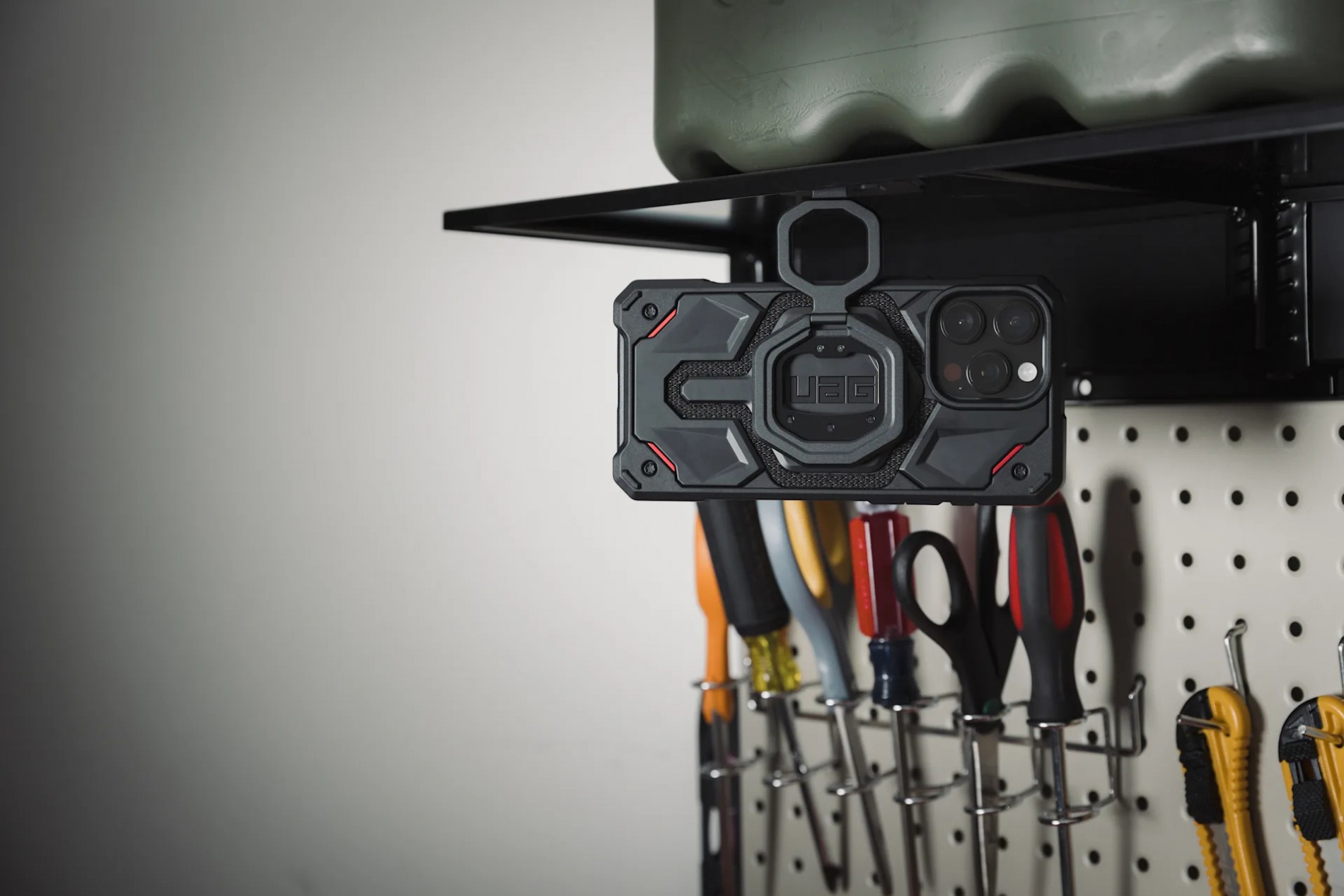 8_uag_monarch_mag2_dual_magnetic_ring_stand