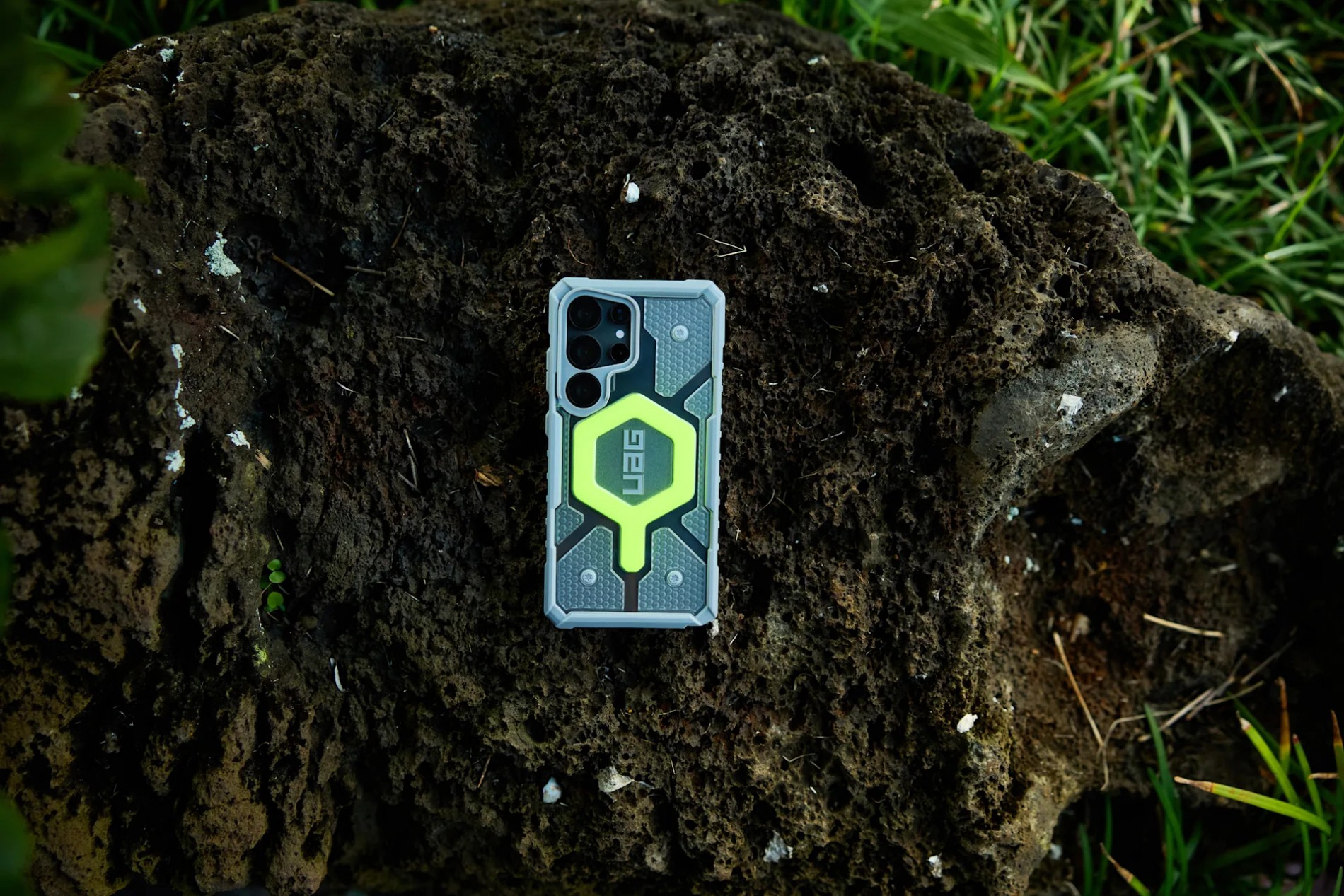 uag_pathfinder_clear_active_neon_samsung_s25_ultra