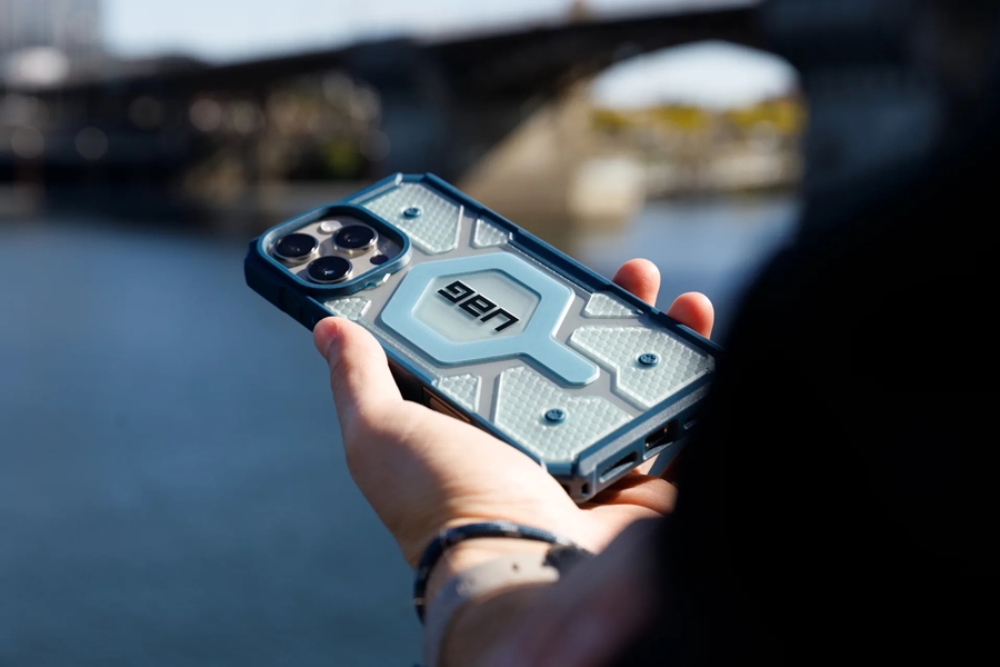 2_iphone_16_pro_max_pathfinder_clear_magsafe_blues_case_blues_lanyard