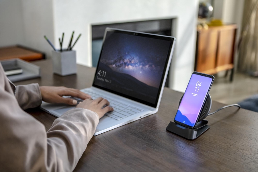 mophie_charge_stream_desk_stand